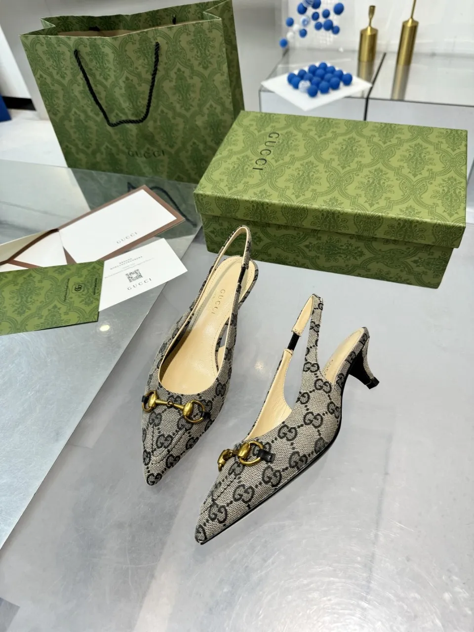 👟👟Ex-factory price 440👟👟 (genuine leather sole +40) Gucci Signoria pumps are named after the central square of Florence, recreating the classic and elegant style of the birthplace of the brand. Combining shiny patent leather with a pointed toe, these shoes are embellished with Gucci's signature chain, adding a stylish edge to your new season wardrobe. Upper: Made of first-layer imported patent cowhide/sheepskin lining. Outsole: rubber non-slip outsole/genuine leather outsole. Size: 35-42 (34/41 42 customized, non-refundable)